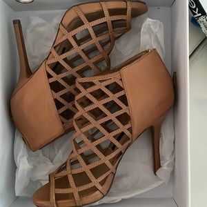 Brand new Tan heels